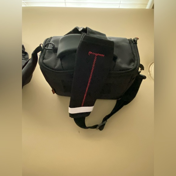 NWOT- padded camera bag w/ camera rain cover. - Picture 4 of 7